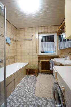 Bad mit Wanne und Dusche - 