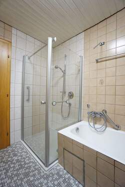 Bad mit Wanne und Dusche - 