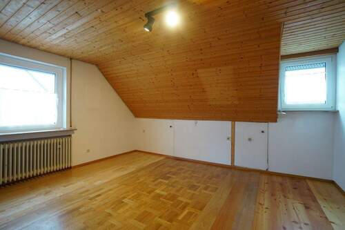 Zimmer im Dachgeschoss - 