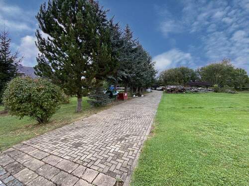 Zufahrt zum Nebengebäude - 