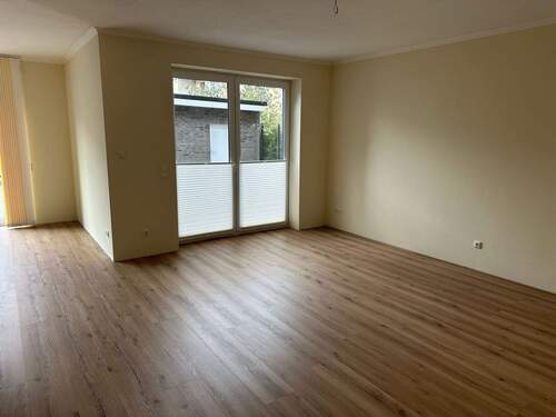 Wohnzimmer mit Ausgang auf die Terrasse - 