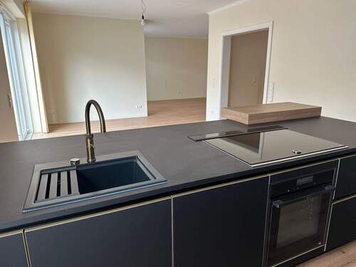 Arbeitsbereich d. Küchenhalbinsel und Esszimmer - 