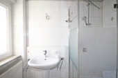 Tageslichtbad mit Dusche und Waschbecken - 