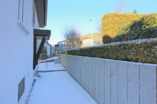 Außenbereich mit Granitplatten und Granitstelen - 