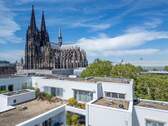 Kölner Dom in unmittelbarer Umgebung - 