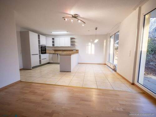 Wohnzimmer + Küche - Top gepflegte 3 Zimmer-Erdgeschoss-Wohnung zum sofortigen Bezug in Hilzingen