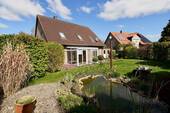 Garten Hausansicht - Sehr gepflegtes Einfamilienhaus in ruhiger Spielstraße mit großem Garten, Kamin & Ostseenähe