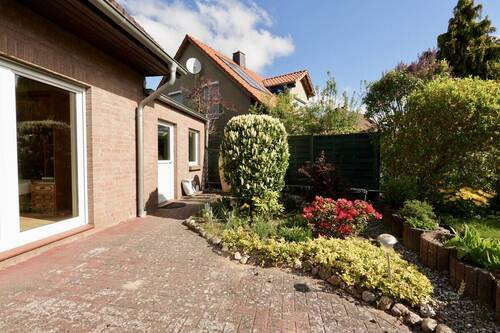 Blick auf Schlafzimmer EG und Garage - 