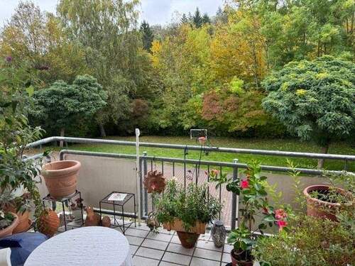 Blick ins Grüne - Ankommen in Neu-Anspach: Helle 3-Zimmer-Wohnung mit Balkon &. Tiefgaragenplatz