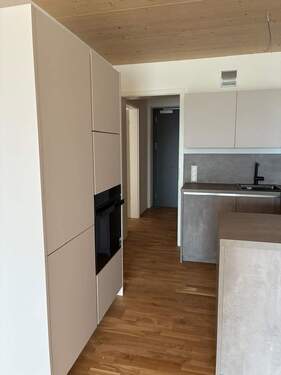 Küche inklusive - Traumhafte 3-Zimmer-Wohnung mit unverbaubarer Aussicht in Pentling-Großberg