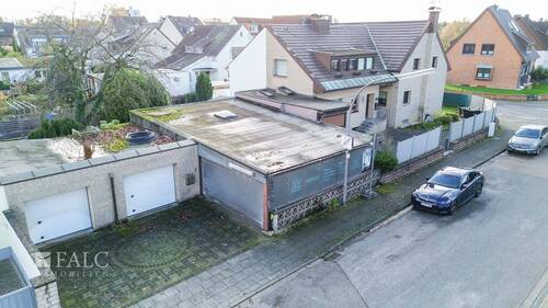 Objektansicht komplett - 4 Zimmer Doppelhaushälfte zum Kaufen in Köln / Worringen