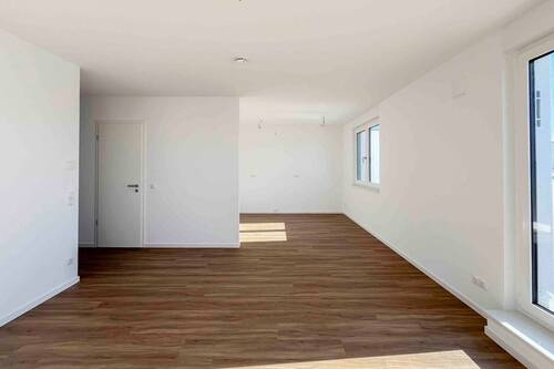 Wohnzimmer mit Blick in die Küche - 