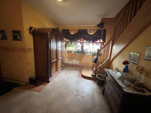 Flur mit Treppe zum OG - 