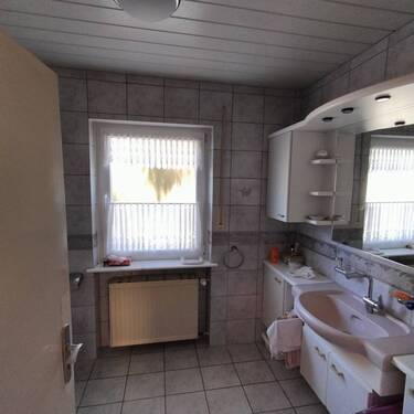 Bad mit bodentiefer Dusche und WC - 