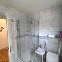 Bad mit bodentiefer Dusche und WC - 