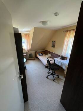 Kinder- bzw. Arbeitszimmer - 
