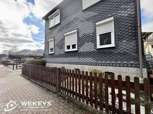 Hausansicht - Charmantes Einfamilienhaus mit eigenem Garten, Garage und großzügiger Einfahrt