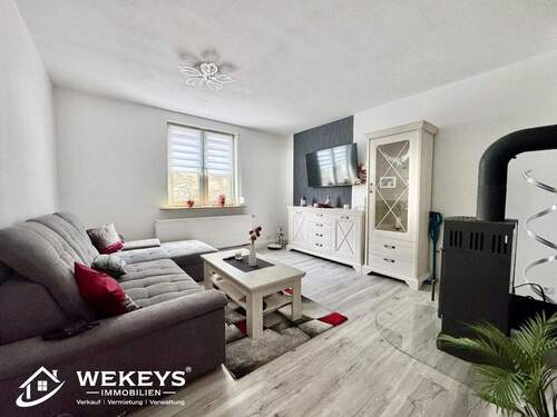 Wohnzimmer mit Kamin - 4 Zimmer Einfamilienhaus zum Kaufen in Ilmenau