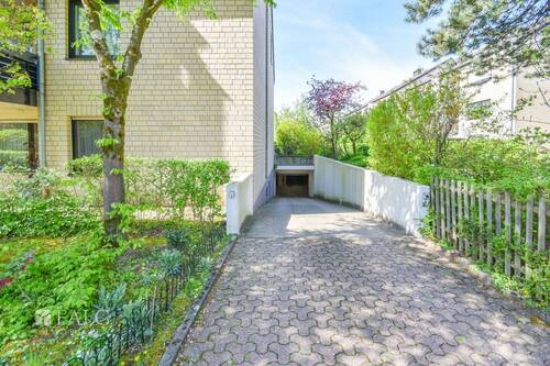 Tiefgaragenzufahrt - 