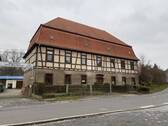 Außenansicht Straße - vermietetes Mehrfamilienhaus mit Ausbaureserve Nähe Eisleben