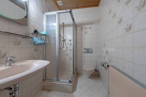 1. OG Badezimmer - 8 Zimmer Gewerbeobjekt (Büro, Produktion, Verkauf) in Lünen