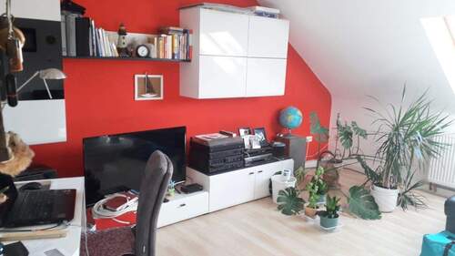 Wohnzimmer.jpg - Zirndorf, Nestchen unterm Dach ! 2-Zi.-DG-Whg., 54 m², Laminat, Balkon im 2.OG in 3-Fam.-Haus