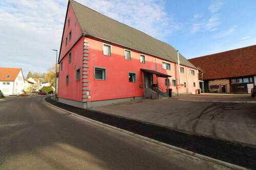 Hausansicht - Gelegenheit: Renoviertes MFH mit 12 Zimmern, großem Grundstück und 12 Stellplätze