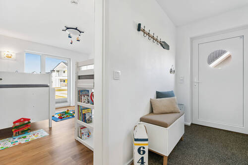 Durchdacht gestaltet: der Eingangsbereich mit Garderobe und Stauraum - 3 Zimmer Mehrfamilienhaus, Wohnhaus zum Kaufen in Kappeln