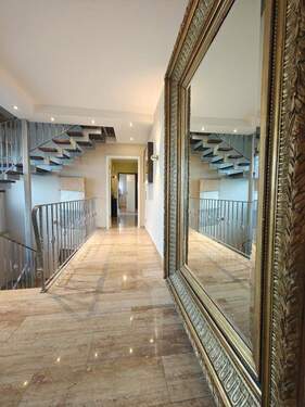 Flur mit Travertin Boden - 