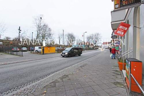 Straße und Parkplatz vor dem Haus - 