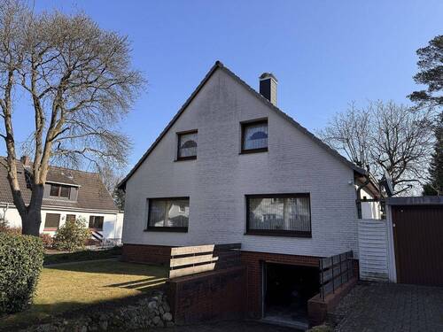 Objektansicht mit Gartenbereich - 4 Zimmer Mehrfamilienhaus, Wohnhaus zum Kaufen in Ahrensburg