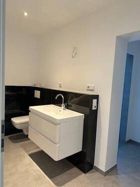 Bad -Durchbruch zur Dusche - Terrassenwohnung mit 75,00 m² in Hilden zur Miete