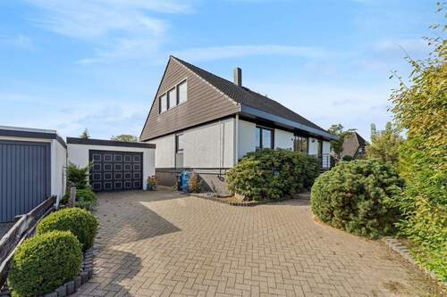 Hausansicht/ Zufahrt - Wohnoase im Grünen - Einfamilienhaus in ruhiger Lage