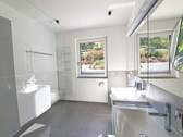 Bad mit Dusche - 