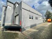 Anlieferung/Rampe und Zufahrt - Zirndorf: Gewerbehallen mit 2 großen Wohneinheiten, neuer Heizung, Lastenaufzug etc.