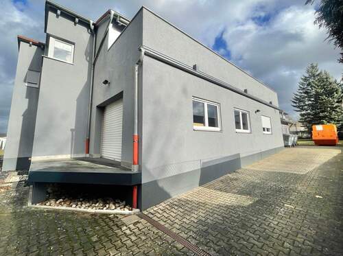 Anlieferung/Rampe und Zufahrt - Zirndorf: Gewerbehallen mit 2 großen Wohneinheiten, neuer Heizung, Lastenaufzug etc.