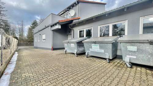 Zufahrt/Anlieferung Rückgseite - Halle in Zirndorf
