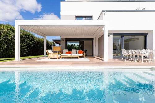 Poolansicht - Doppelhaushälfte mit Pool- Exklusives Zuhause für die Familie