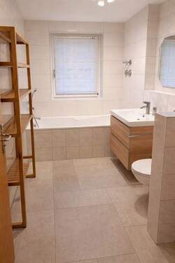 Teilrenoviertes Badezimmer - 