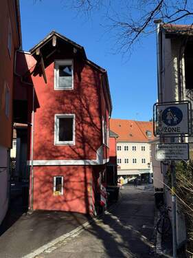 Hausansicht + Stellplatz - 1 Zimmer Mehrfamilienhaus, Wohnhaus in Isny im Allgäu