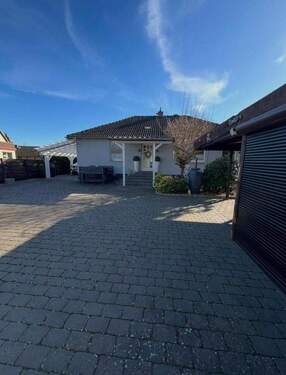 Hofansicht - gepflegter Familienbugalow mit 6,5 Zimmern und Pool in der Wedemark