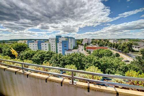 Blick vom Balkon - Bezugsfreie 2,5-Zimmer-Wohnung mit sonniger Loggia, Aufzug und Tiefgarage