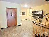 Treppenhaus - Fahrstuhl - 