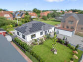 Drohne Frontansicht - Repräsentativer barrierefreier Neubau mit großzügigem Garten und Top-Ausstattung in Meernähe