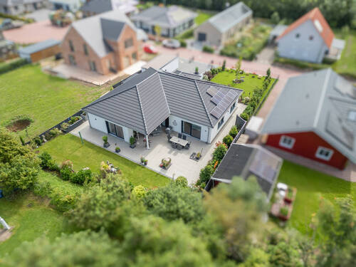 Drohne Rückansicht - Einfamilienhaus mit 170,00 m&sup2; in Hohenfelde zum Kaufen