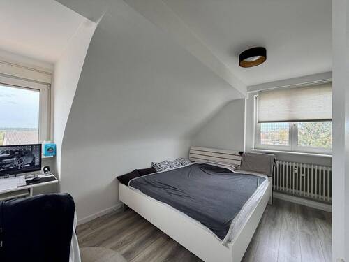 Schlafzimmer Dachgeschoss rechts - 