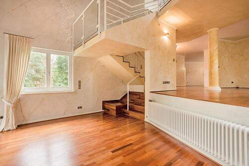 Blick Zwischenebene/Treppe ins DG - 