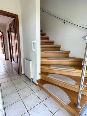 Windfang und Treppe in das Obergeschoss - 