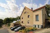 Hausansicht straßenseitig 01 - Charmantes Ein- oder Zweifamilienhaus mit Potenzial, großer Garage, Garten & Nebengebäuden