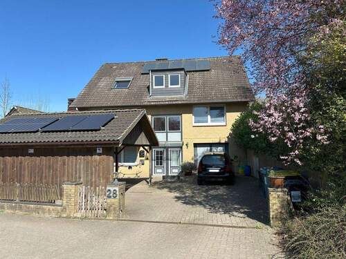 gepflegtes Zweifamilienhaus - 4 Zimmer Etagenwohnung zum Kaufen in Steinburg/Eichede